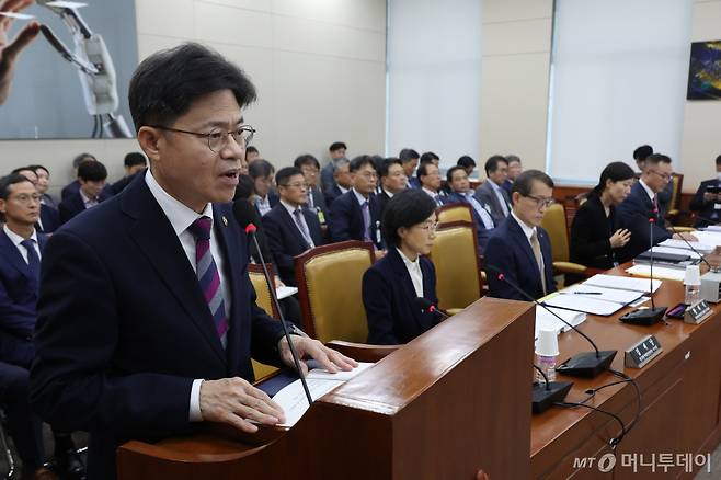 유국희 원자력안전위원장이 10일 서울 여의도 국회에서 열린 과학기술정보방송통신위원회의 원자력안전위원회 등 국정감사에서 업무보고를 하고 있다. /사진=뉴시스