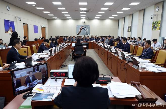 [서울=뉴시스] 고승민 기자 = 이상중 한국인터넷진흥원장이 10일 서울 여의도 국회에서 열린 과학기술정보방송통신위원회의 정보통신산업진흥원 등 국정감사에서 의원 질의에 답하고 있다. 2024.10.10. kkssmm99@newsis.com /사진=고승민