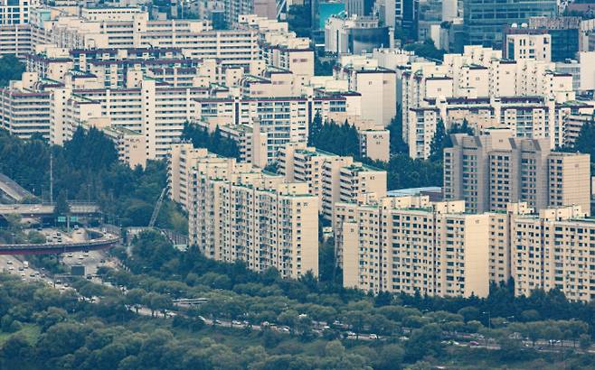 서울시가 강남권역 9곳의 정비사업 조합장들을 만나 사업기간 단축을 위한 간담회를 진행했다. 사진은 서울 강남구 일대 아파트 밀집 지역. /사진=뉴스1