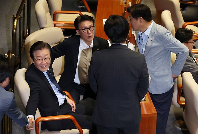 이재명 더불어민주당 대표(왼쪽)와 김민석 의원 등이 4일 오후 열린 국회 본회의에 앞서 대화하고 있다. [연합]