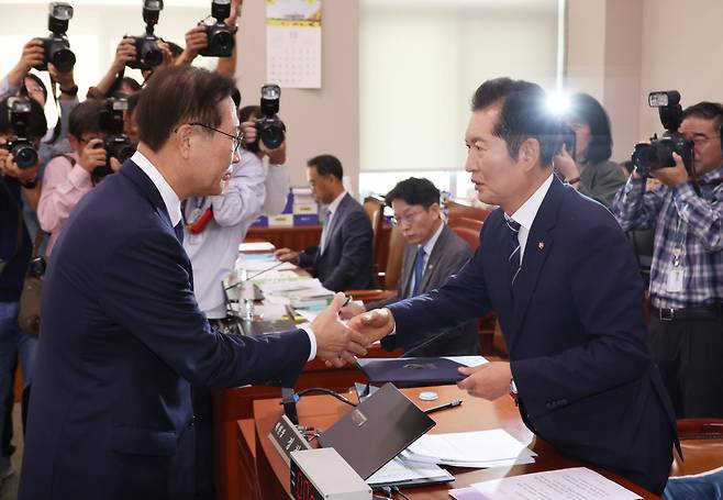 박성재(왼쪽) 법무부장관이 8일 국회에서 열린 법제사법위원회의 법무부 등에 대한 국정감사에 출석, 선서를 한 뒤 선서문을 정청래 법사위원장에게 전달하고 있다. [연합]