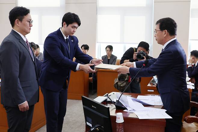 10일 오전 서울 여의도 국회에서 열린 행정안전위원회의 전체회의에서 신정훈 위원장이 명태균 씨와 김영선 전 국민의힘 의원에 대한 동행명령장을 경위에게 전달하고 있다. 연합뉴스