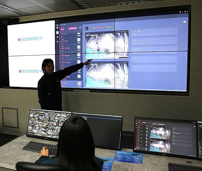 코오롱글로벌 직원이 과천 코오롱타워에 위치한 통합관제센터에서 코오롱베니트 ‘비전AI’ 실증 프로젝트를 수행하고 있다(사진=코오롱베니트 제공) *재판매 및 DB 금지