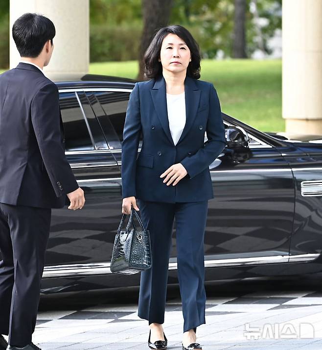 [수원=뉴시스] 김종택 기자 = 공직선거법 위반 혐의로 기소된 이재명 더불어민주당 대표의 배우자인 김혜경씨가 10일 경기도 수원시 영통구 수원지방법원에서 열린 공판에 출석하고 있다. 2024.10.10. jtk@newsis.com