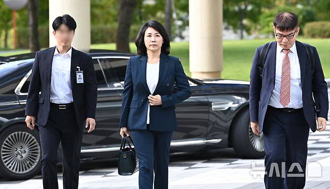 [수원=뉴시스] 김종택 기자 = 공직선거법 위반 혐의로 기소된 이재명 더불어민주당 대표의 배우자인 김혜경씨가 10일 경기도 수원시 영통구 수원지방법원에서 열린 공판에 출석하고 있다. 2024.10.10. jtk@newsis.com