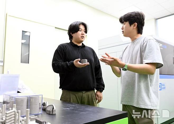 [창원=뉴시스]한국재료연구원 박하음(왼쪽) 연구원과 박정민 선임연구원. 박하음 연구원은 우주환경용 극저온 특수합금 3D프린팅 기술 연구 관련 논문 제1저자이고, 박정민 연구원은 연구개발책임자다.(사진=한국재료연구원 제공) 2024.10.10.