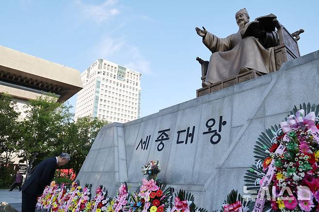 [서울=뉴시스] 배훈식 기자 = 유인촌 문화체육관광부 장관이 9일 오전 서울 종로구 광화문광장 세종대왕 동상 앞에서 578돌 한글날을 맞아 '한글날, 세종대왕께 꽃 바치기'를 하고 있다. 2024.10.09. dahora83@newsis.com