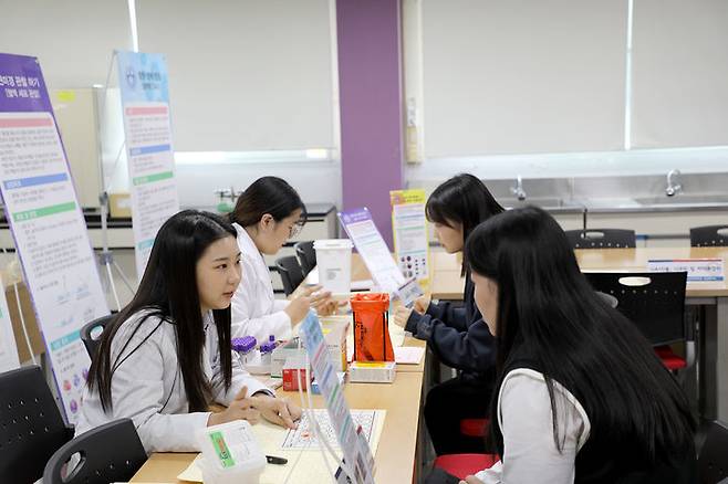 충북보건과학대학교 재학생이(왼쪽) 신입생을 대상으로 면접을 진행하고 있다.  *재판매 및 DB 금지