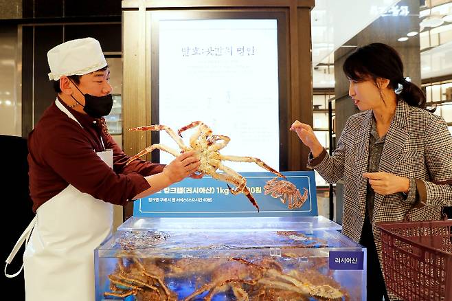 광주신세계가 한정된 수량으로 러시아산 킹크랩을 저렴한 가격에 판매한다. 광주신세계 제공