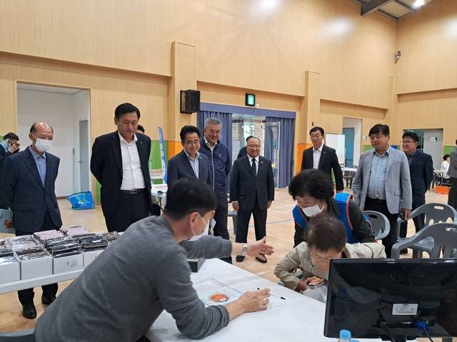 조남길 동충주농협 조합장(왼쪽 다섯번째)과 황종연 충북농협본부장(〃 일곱번째)이 최근 농촌 왕진버스 행사가 열린 현장을 찾아 의료진을 격려하고 있다.