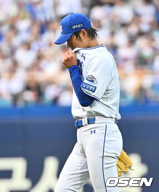 [OSEN=대구, 이석우 기자] 24일 대구삼성라이온즈파크에서 2024 신한 SOL 뱅크 KBO 리그 삼성 라이온즈와 롯데 자이언츠의 경기가 열렸다. 홈팀 삼성은 백정현이 방문팀 롯데는 정현수가 선발 출전했다. 삼성 라이온즈 선발 투수 백정현이 1회초 홈런 2방으로 4실점하고 아쉬워하고 있다. 2024.08.24 / foto0307@osen.co.kr