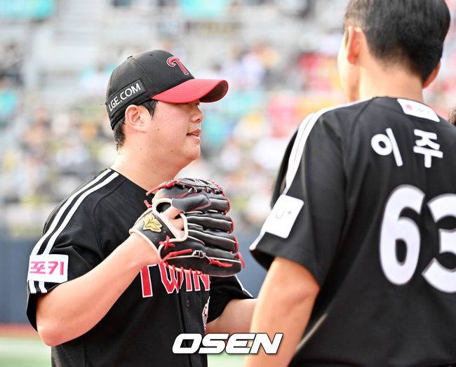 [OSEN=수원, 민경훈 기자] 9일 수원KT위즈파크에서 2024 신한 SOL뱅크 KBO 포스트시즌 준플레이오프 4차전 KT 위즈와 LG 트윈스의 경기가 진행됐다.이날 KT는 쿠에바스를, LG는 엔스를 선발 투수로 내세웠다.7회말을 마친 LG 함덕주가 덕아웃에서 하이파이브를 하고 있다. 2024.10.09 / &nbsp;rumi@osen.co.kr