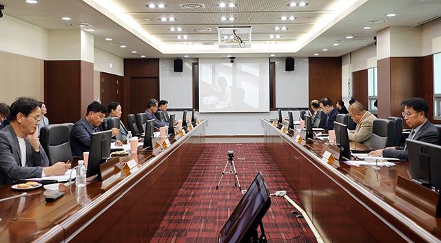 ▲10일 강원랜드 행정동과 서울사무소와의 화상회의를 통해 열린 제215차 이사회. ⓒ강원랜드