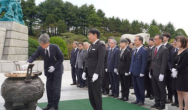 고 최순달 박사 10주기 추모식에서 현충탑을 참배하고 있는 카이스트 관계자들. 카이스트 제공