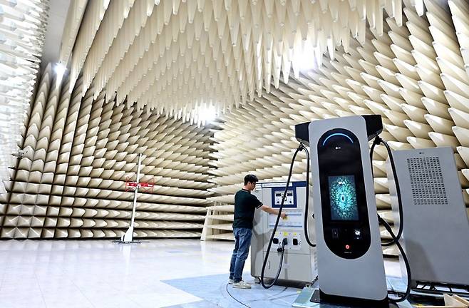 LG전자 전자파 시험소에서&nbsp;전기차 충전기의 전자파 방출량을 테스트하는 모습.