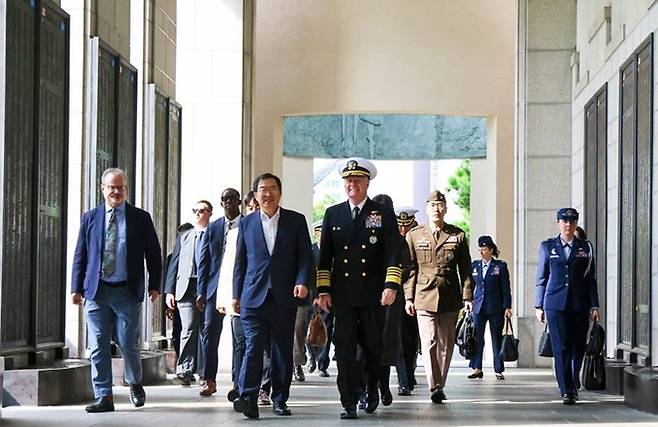 한국을 방문 중인 사무엘 파파로 미국 인도태평양사령관(앞줄 오른쪽)이 10일 서울 용산 전쟁기념관을 찾아 전쟁기념사업회 백승주 회장(앞줄 왼쪽)의 안내를 받으며 이동하고 있다. 통로 양옆의 벽에는 6·25전쟁 당시 한국을 위해 싸우다 전사한 미군 등 유엔군 장병 이름이 새겨진 명비가 부착돼 있다. 전쟁기념사업회 제공