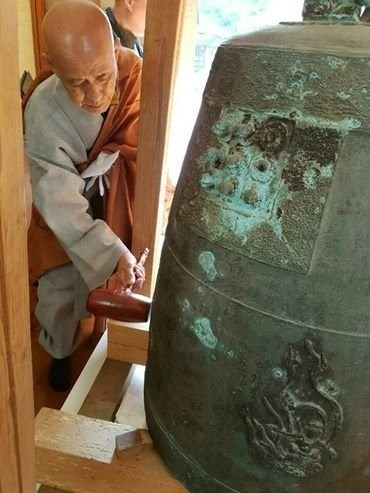 경남 진주 (사)경남국외문화재보존연구회 대표 정혜 스님이 일본 쓰루가(敦賀)시 죠구신사(常宮神社)에서 임진왜란 때 약탈된 이후 420년 만에 연지사종 타종행사를 열고 있다. 2016.11.14  (정혜 스님 제공) 연합뉴스