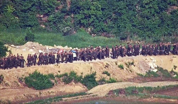 지난 6월18일 북한군 수십명이 비무장지대 북측 지역에 투입돼 작업에 나서고 있는 모습. 합동참모본부