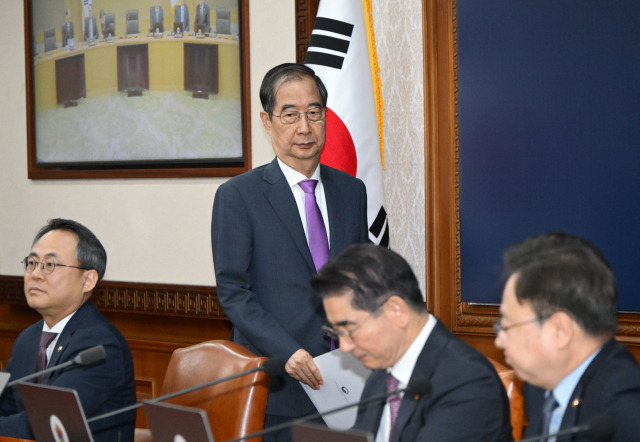 한덕수 국무총리가 10일 서울 종로구 정부서울청사에서 열린 국무회의에서 입장하고 있다. 성형주 기자