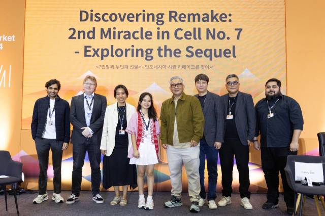 인도네시아 ‘7번방의 선물’ 프로젝트에 참여한 현지 크리에이터들과 콘텐츠판다 관계자들이 아시안콘텐츠&필름마켓 포럼에 참석해 포즈를 취하고 있다./ 사진 제공=콘텐츠판다