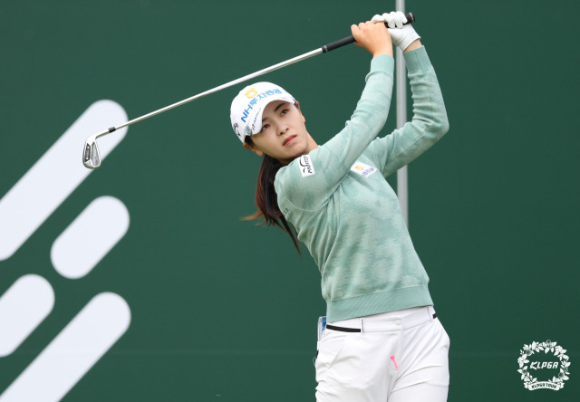 이가영이 KLPGA 투어 동부건설·한국토지신탁 챔피언십 1라운드 4번 홀에서 티샷을 하고 있다. 사진 제공=KLPGA