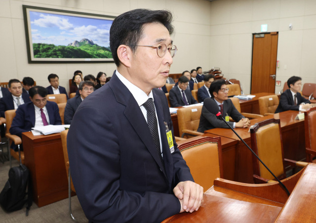 10일 국회 환경노동위원회의 고용노동부 대상 국정감사에서 증인으로 출석한 홍용준 쿠팡CLS 대표이사가 의원 질의에 답하고 있다. 연합뉴스