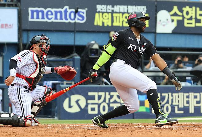 KT 멜 로하스 주니어가 6일 준플레이오프 2차전에서 3회초 무사 1루 안타를 치고 있다. 연합뉴스