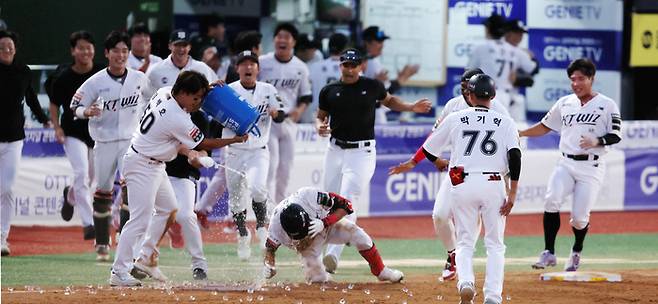 9일 열린 준플레이오프 4차전에서 끝내기 안타를 친 심우준에게 KT 선수들이 물세례를 퍼붓고 있다. 수원 | 연합뉴스