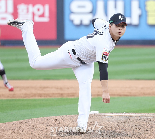 KT 박영현이 9일 열린 2024 KBO 준플레이오프 4차전에서 역투하고 있다. /사진=김진경 대기자