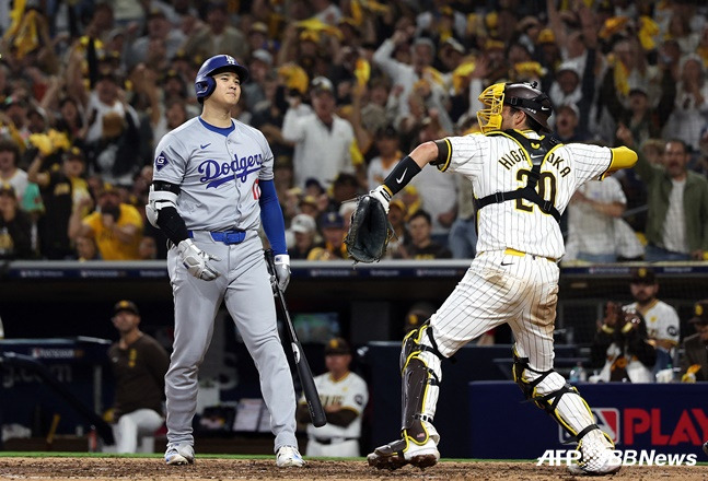 오타니 쇼헤이(왼쪽)가 9일 NLDS 3차전에서 삼진을 당한 뒤 아쉬워하고 있다. /AFPBBNews=뉴스1