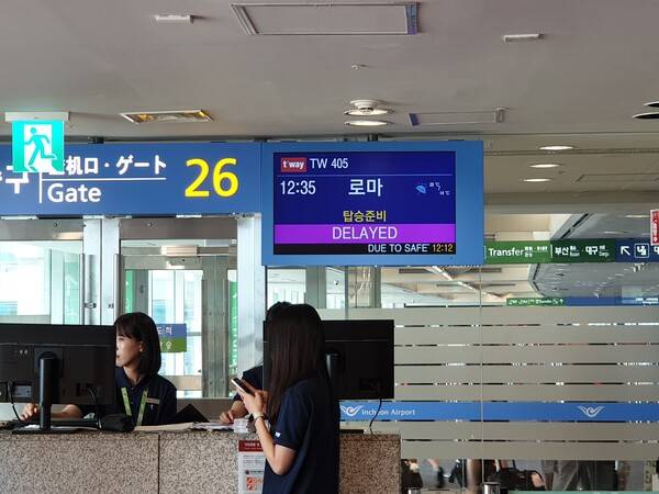 9월8일 인천에서 로마로 향하는 TW405편은 항공기 정비로 탑승이 약 30분 지연됐다. 하지만 실제 로마 현지 도착 시각은 예정된 스케줄과 일치했다. 항공 스케줄은 예상 비행시간의 최대치로 고지하고 있어서다. 당일 기상, 경로 등에 따라 실제 비행시간은 달라질 수 있다. 이날 TW405편의 예정 비행시간은 (최대) 13시간40분이었으나 실제 비행시간은 12시간40분으로 변경됐다 / 손고은 기자&nbsp;