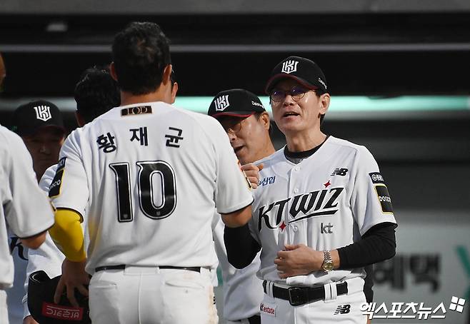 이강철 KT 감독은 9일 수원 KT위즈파크에서 열린 '2024 신한 SOL Bank KBO 포스트시즌' LG와 준플레이오프(5전 3승제) 4차전에서 11회 6-5로 끝내기 승리한 뒤 환한 미소를 보였다. 수원, 박지영 기자