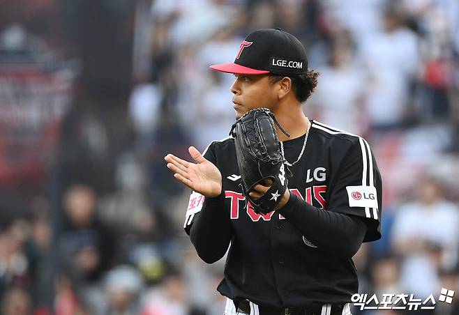 LG 투수 에르난데스는 9일 수원 KT위즈파크에서 열린 '2024 신한 SOL Bank KBO 포스트시즌' KT 위즈와 준플레이오프(5전 3승제) 4차전에서 구원 등판했다. 2이닝 무실점을 기록해 불펜진에 활력을 불어넣었다. 수원, 박지영 기자