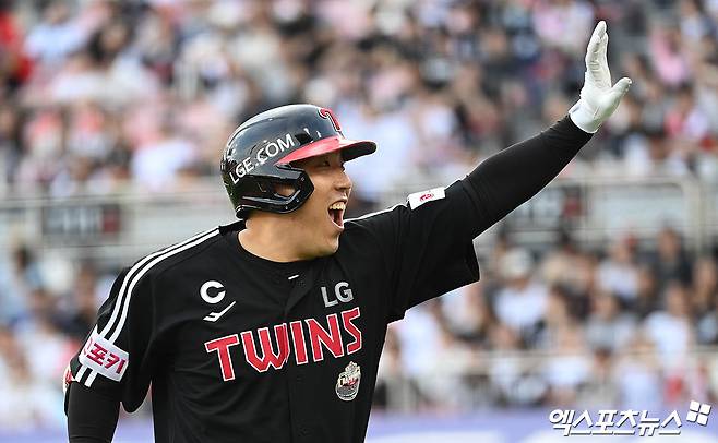 LG 외야수 김현수는 9일 수원 KT위즈파크에서 열린 '2024 신한 SOL Bank KBO 포스트시즌' KT와 준플레이오프(5전 3승제) 4차전에서 7번 지명타자로 선발 출전. 2회초 선취점을 뽑는 솔로 홈런을 포함 3안타를 몰아쳐 공격에 활력을 불어넣었다. 수원, 박지영 기자