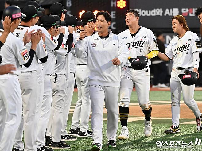 9일 오후 수원케이티위즈파크에서 열린 '2024 신한 SOL Bank KBO 포스트시즌' LG 트윈스와 KT 위즈의 준플레이오프 4차전 경기, 연장 11회 승부 끝 KT가 심우준의 끝내기 안타에 힘입어 6:5의 스코어로 승리, 시리즈 전적을 2승2패로 맞추며 5차전으로 끌고갔다. 이날 경기에서 승리한 KT 선수들이 기뻐하고 있다. 엑스포츠뉴스DB