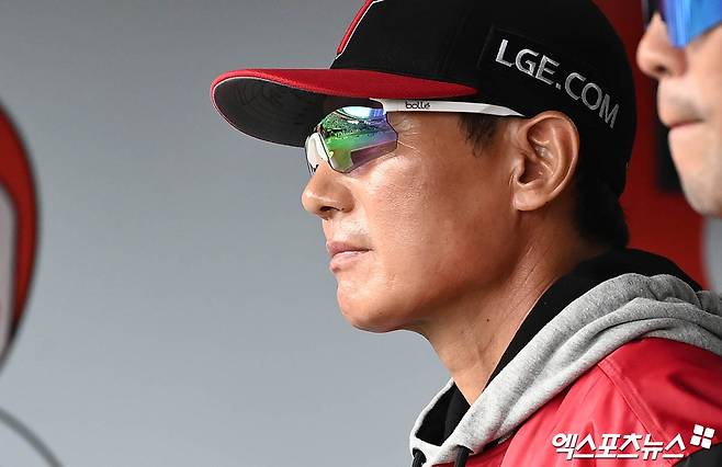 9일 오후 수원케이티위즈파크에서 열린 '2024 신한 SOL Bank KBO 포스트시즌' LG 트윈스와 KT 위즈의 준플레이오프 4차전 경기, LG 염경엽 감독이 더그아웃에서 경기를 지켜보고 있다. 엑스포츠뉴스DB