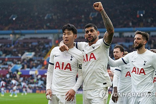 유럽 축구 이적시장 전문가 파브리치오 로마노 기자에 따르면 토트넘 홋스퍼 부주장이자 핵심 수비수 크리스티안 로메로 계약서엔 바이아웃 조항이 없다. 최근 몇몇 아르헨티나 매체들은 레알 마드리드의 관심을 받고 있는 로메로에게 6500만 유로(약 960억원) 상당의 바이아웃 조항이 있다고 주장해 눈길을 끌었다. 연합뉴스