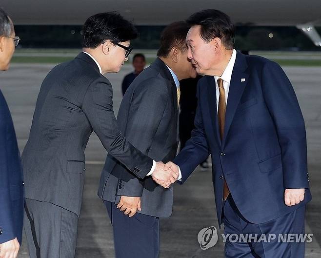 윤석열 대통령, 국민의힘 한동훈 대표와 악수 (성남=연합뉴스) 진성철 기자 = 윤석열 대통령이 22일 성남 서울공항에서 체코 공식 방문을 마치고 귀국하며 마중 나온 국민의힘 한동훈 대표와 악수하고 있다.  2024.9.22 zjin@yna.co.kr