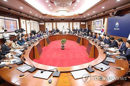 국무회의 주재하는 한덕수 국무총리   (서울=연합뉴스) 최재구 기자 = 한덕수 국무총리가 10일 서울 종로구 정부서울청사에서 열린 국무회의를 주재하고 있다. 2024.10.10
    jjaeck9@yna.co.kr
(끝)