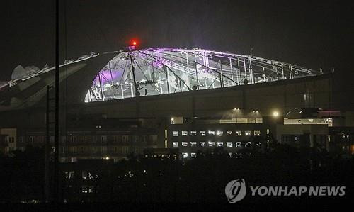 허리케인의 영향으로 MLB 탬파베이 레이스의 돔구장 지붕이 뜯겨 나갔다. [탬파베이 타임스/AP=연합뉴스]