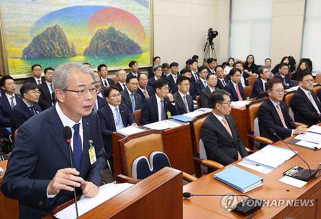 답변하는 임종룡 우리금융그룹 회장 (서울=연합뉴스) 신준희 기자 = 임종룡 우리금융그룹 회장이 10일 국회에서 열린 정무위원회 국정감사에 출석, 의원 질의에 답하고 있다. 맨 오른쪽은 김병환 금융위원장. 2024.10.10 hama@yna.co.kr