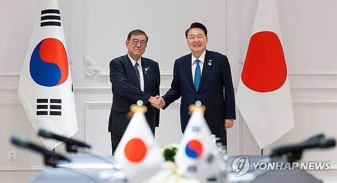 윤석열 대통령, 이시바 총리와 한일 정상회담 (비엔티안=연합뉴스) 홍해인 기자 = 윤석열 대통령이 10일(현지시간) 라오스 비엔티안의 한 호텔에서 열린 한일 정상회담에서 이시바 시게루 일본 신임 총리와 악수하며 기념촬영을 하고 있다. 2024.10.10 [공동취재] hihong@yna.co.kr