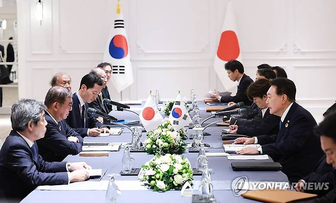 윤석열 대통령, 이시바 신임 일본 총리와 한일 정상회담 (비엔티안=연합뉴스) 홍해인 기자 = 윤석열 대통령이 10일(현지시간) 라오스 비엔티안의 한 호텔에서 이시바 시게루 신임 일본 총리와 한일 정상회담을 하고 있다. 2024.10.10 hihong@yna.co.kr