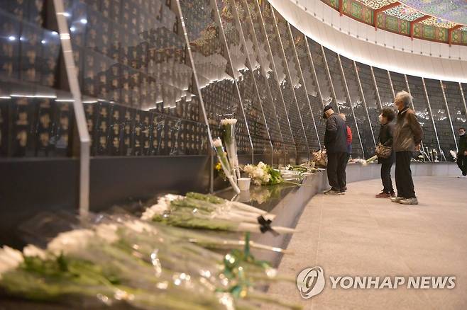 제주4.3 위패봉안실 찾은 유족들 [연합뉴스 자료 사진]