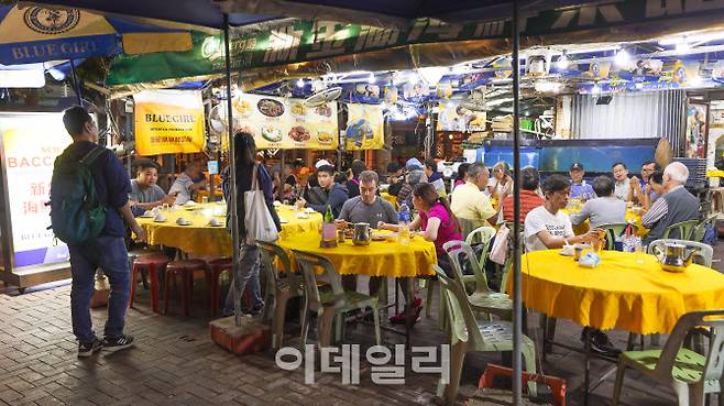 청차우 해산물 거리의 노천 레스토랑