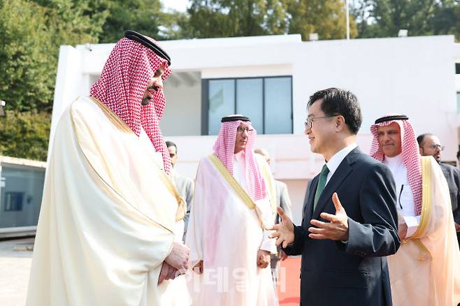 11일 오전 도담소에서 김동연 경기도지사가 파이살 빈 에야프 사우디 리야드 시장과 면담을 하고 있다.(사진=경기도)