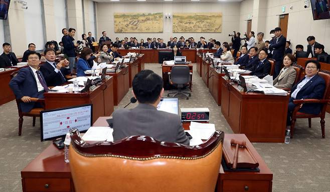 11일 오전 서울 여의도 국회 교육위원회에서 열린 한국교육학술정보원, 한국교직원공제회 등 국정감사에서 여야 의원들이 김건희 여사의 코바나컨테츠를 후원한 ‘희림’ 관련 영상을 바라보고 있다. (사진=뉴시스)