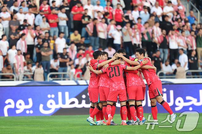 10일(현지시간) 요르단 암만 국제경기장에서 열린 2026 국제축구연맹(FIFA) 북중미 월드컵 아시아 3차 예선 B조 3차전 대한민국과 요르단의 경기, 대한민국 이재성이 선제골을 넣은 후 동료 선수들과 기뻐하고 있다. 2024.10.10/뉴스1 ⓒ News1 김도우 기자