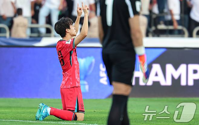 10일(현지시간) 요르단 암만 국제경기장에서 열린 2026 국제축구연맹(FIFA) 북중미 월드컵 아시아 3차 예선 B조 3차전 대한민국과 요르단의 경기, 대한민국 이재성이 첫 골을 넣고 세레머니를 하고 있다. 2024.10.10/뉴스1 ⓒ News1 김도우 기자