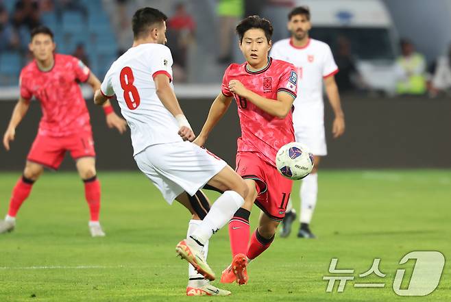 10일(현지시간) 요르단 암만 국제경기장에서 열린 2026 국제축구연맹(FIFA) 북중미 월드컵 아시아 3차 예선 B조 3차전 대한민국과 요르단의 경기, 대한민국 이강인이 공격을 시도하고 있다. 2024.10.10/뉴스1 ⓒ News1 김도우 기자